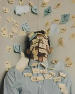 El exceso de trabajo, la falta de control sobre nuestras tareas, un ambiente laboral hostil y expectativas poco realistas pueden tener un impacto significativo en nuestra salud mental.