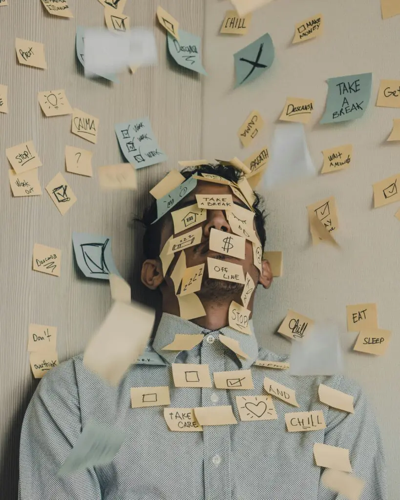 El exceso de trabajo, la falta de control sobre nuestras tareas, un ambiente laboral hostil y expectativas poco realistas pueden tener un impacto significativo en nuestra salud mental.