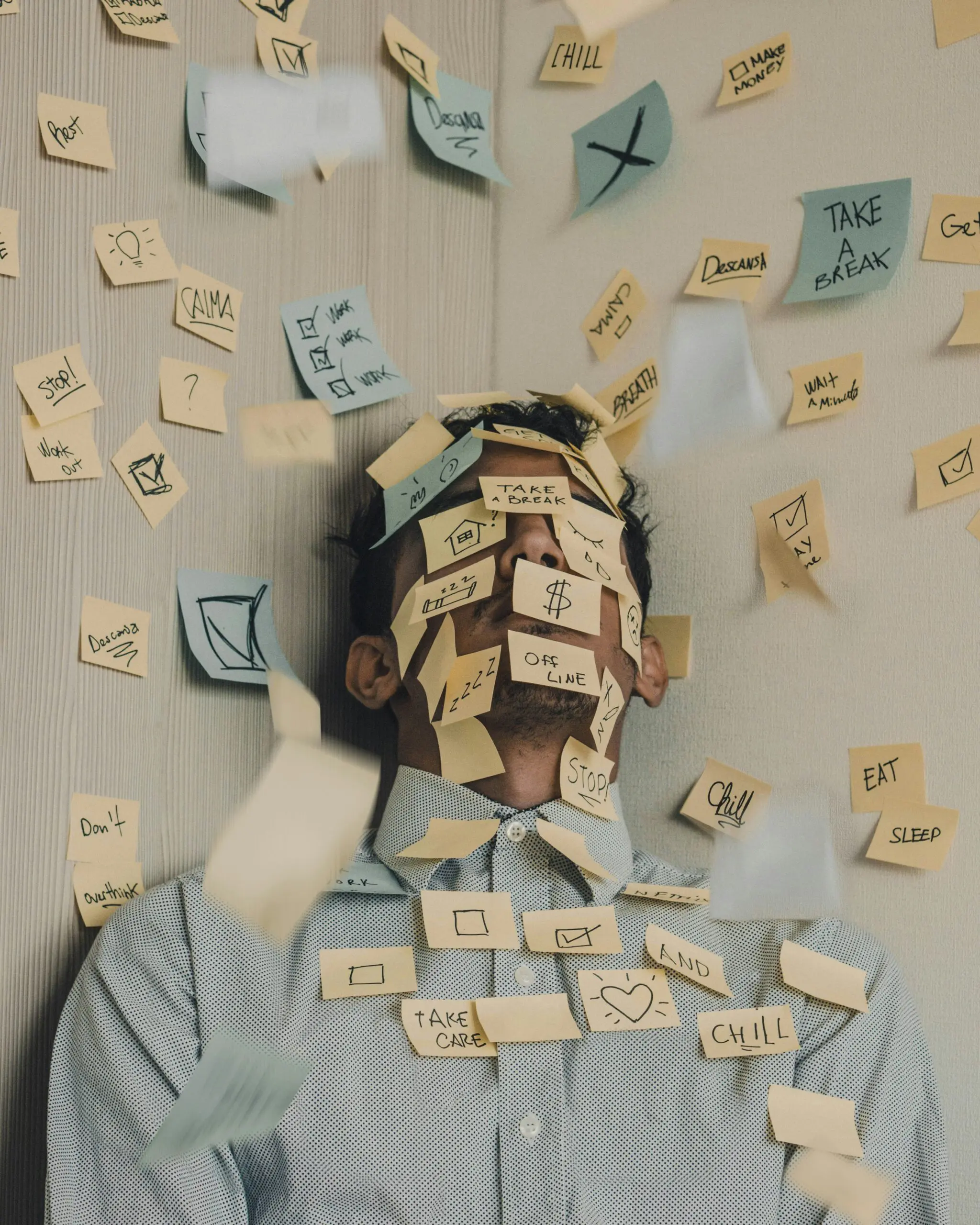 El exceso de trabajo, la falta de control sobre nuestras tareas, un ambiente laboral hostil y expectativas poco realistas pueden tener un impacto significativo en nuestra salud mental.