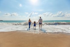 familia-en-la-playa psicología familiar