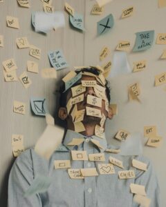 El exceso de trabajo, la falta de control sobre nuestras tareas, un ambiente laboral hostil y expectativas poco realistas pueden tener un impacto significativo en nuestra salud mental.
